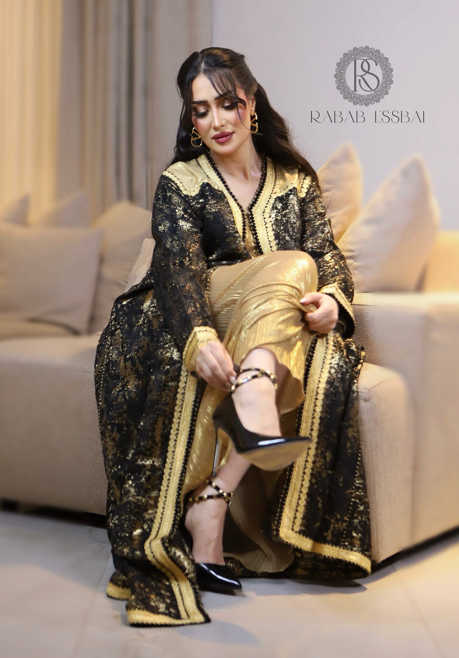 قفطان أسود مزرّى بالذهبي – تصميم فاخر من رباب السباعي | Rabab Essbai